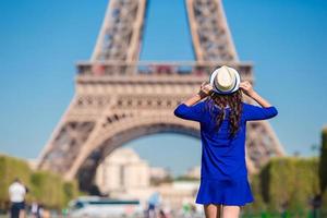 mooi vrouw achtergrond de eiffel toren in Parijs, Frankrijk foto