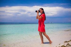 profiel van jong vrouw gefotografeerd mooi zeegezicht Aan wit zand strand foto