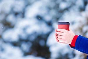detailopname Mens drinken koffie in bevroren winter dag buitenshuis foto