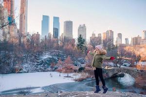 aanbiddelijk meisje in centraal park Bij nieuw york stad foto