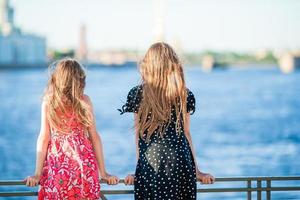 kinderen Bij de zomer waterkant in heilige petersburg foto