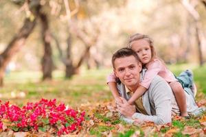 familie van vader en kind Aan mooi herfst dag in de park foto