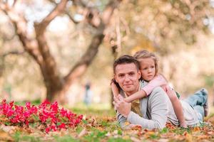 familie van vader en kind Aan mooi herfst dag in de park foto