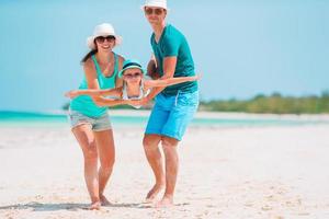 jong gezin op wit strand tijdens zomervakantie foto