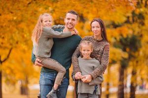 portret van gelukkig familie van vier in herfst foto