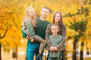 portret van gelukkig familie van vier in herfst dag foto