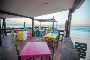 helder gekleurde bar-restaurant Aan de wit zanderig strand in tulum foto