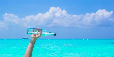 fles met bericht Bij de hand- foto