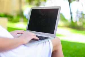 jong vrouw met laptop gedurende zomer vakantie foto