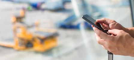 dichtbij omhoog man's handen gebruik makend van mobiele telefoon binnen luchthaven foto