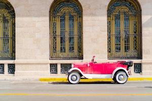 visie van een straat van oud Havana met oud wijnoogst Amerikaans auto foto