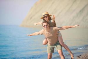 jong paar Aan wit strand gedurende zomer vakantie. foto