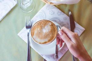 verrukkelijk, aromatisch cappuccino voor ontbijt Bij een cafe in de toevlucht foto