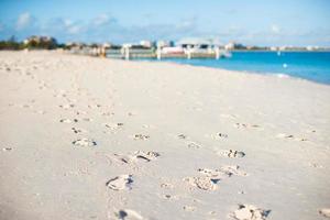 menselijk voetafdrukken Aan wit zand van de caraïben eiland foto