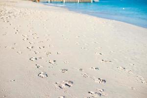 menselijk voetafdrukken Aan wit zand van de caraïben eiland foto