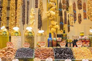 traditionele Turkse zoetigheden op de Egyptische bazaar van istanbul foto