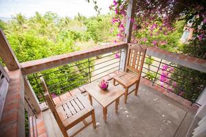 mooi bloemen balkon in een klein winkel hotel foto