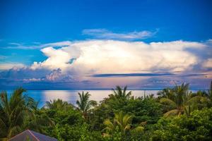 panoramisch keer bekeken van oceaan en mooi lucht van de balkon foto