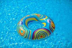 kleurrijk zwembad vlotter in blauw zwemmen bekken foto