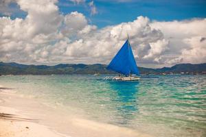 klein boot in Open zee Aan de eiland van Boracay foto