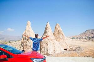 gelukkig Mens Aan zomer vakantie in beroemd plaats. grot formaties. foto