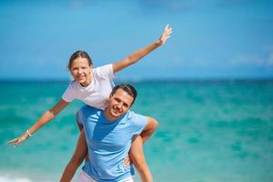 familie van vader en dochter hebben pret samen Aan de strand foto