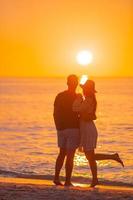 jong paar in liefde Aan de strand zomer vakantie. gelukkig Mens en vrouw genieten tijd samen foto