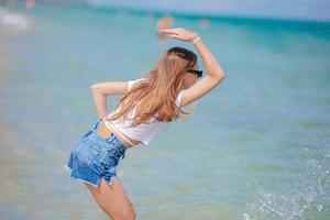 aanbiddelijk tiener meisje Aan de strand genieten haar zomer vakantie foto