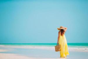 jong mode vrouw in groen jurk Aan de strand foto