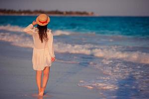 jong mooi vrouw in zonsondergang achtergrond van oceaan foto