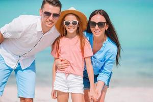 gelukkig familie Aan de strand gedurende zomer vakantie foto