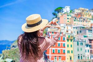 mooi vrouw met verbazingwekkend visie van de Italiaans dorp in oud straat in cinque terrein, Italië foto