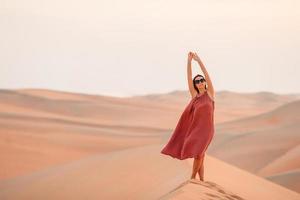 meisje tussen duinen in wrijven al-khali woestijn in Verenigde Arabisch emiraten foto