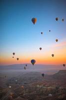 goreme, kalkoen - september 18. 2021, helder heet lucht ballonnen in lucht van Cappadocië, kalkoen foto