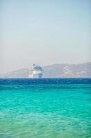 mooi landschap met zee visie. reis voering Bij de zee in de buurt de eilanden. Mykonos eiland, Griekenland foto