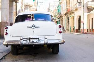 havanna, Cuba - april 14, 2017 detailopname van geel klassiek wijnoogst auto in oud havanna, Cuba. de meest populair vervoer voor toeristen zijn gebruikt net zo taxi's. foto