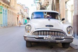 havanna, Cuba - april 14, 2017 close-up van klassiek wijnoogst auto in oud havanna, Cuba. de meest populair vervoer voor toeristen zijn gebruikt net zo taxi's. foto