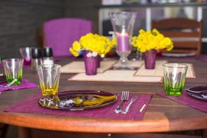 mooi huis geserveerd tafel voor avondeten Aan de veranda foto