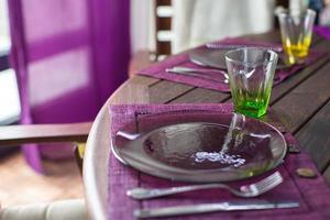 detailopname van mooi kleur serviesgoed voor versierd tafel foto