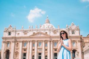 gelukkig jong vrouw in Vaticaan stad en st. peter's basiliek kerk, Rome, Italië. foto