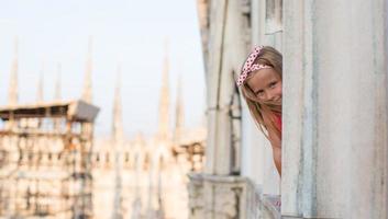 aanbiddelijk weinig meisje Aan de op het dak van duomo, Milaan, Italië foto