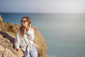 jong mooi vrouw kom tot rust Aan de strand foto