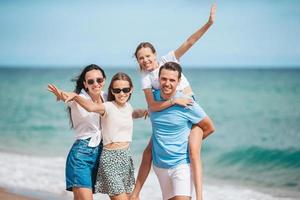 gelukkig familie Aan de strand gedurende zomer vakantie foto