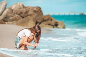 aanbiddelijk tiener meisje heeft pret Bij tropisch strand gedurende vakantie foto