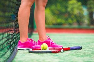 detailopname van schoenen met de tennis racket en bal buitenshuis Aan rechtbank foto