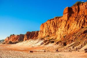 groot berg Aan de zand strand in Portugal foto