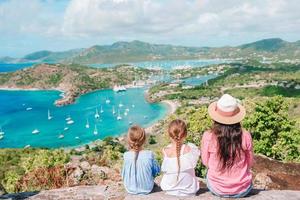 visie van Engels haven van shirley hoogtes, antigua, paradijs baai Bij tropisch eiland in de caraïben zee foto