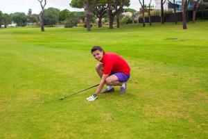 jonge man golfen foto