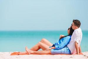 jong paar Aan wit strand gedurende zomer vakantie. foto