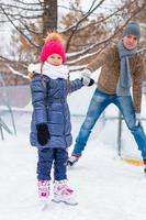 gelukkig familie Aan het schaatsen baan buitenshuis foto